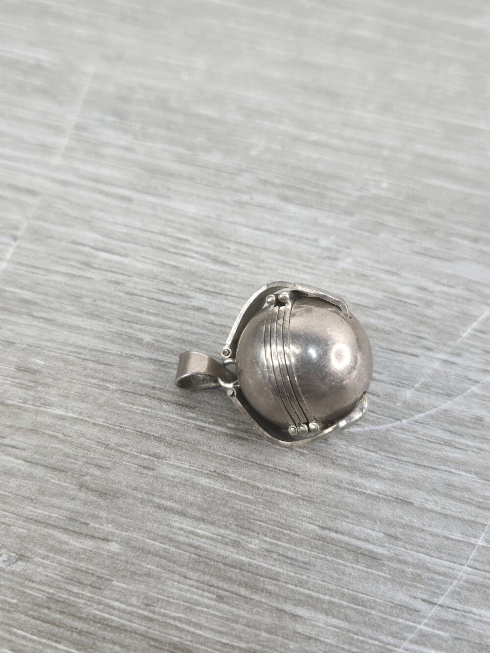 Vintage Mexico 925 Sterling Silver Folding 6-Photo Ball pendant